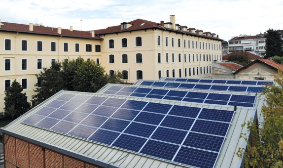 Saint-Joseph Lisesi Çatıda Elektrik Üretiyor